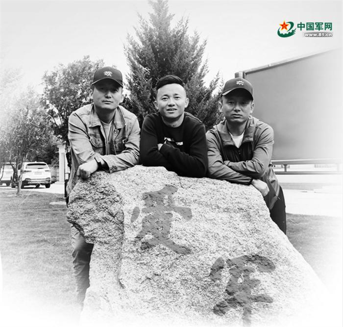 去年“八一”,阿旺久美(左)、次旦巴珠(中)、 单增平措(右)在次旦巴珠的营区合影。