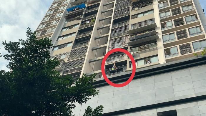 一小女孩头部悬挂阳台护栏外 渝北消防紧急破拆救援