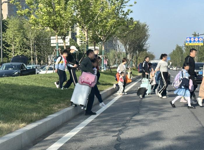 洛阳市双语实验学校（伊滨校区）前过街天桥何时建？官方回复！| 民呼我应