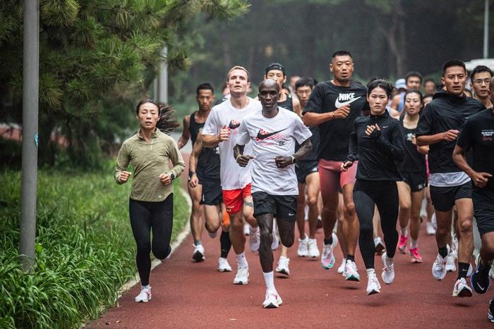 马拉松之王基普乔格在上海推广环保理念：回收旧鞋保护环境，巴黎奥运志在夺金