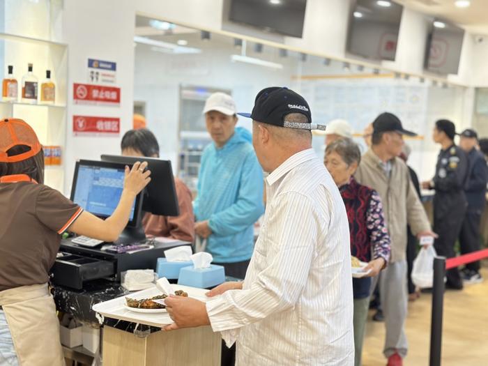 上海这个街道建社区食堂，居民享优惠，财政没补贴…餐饮公司为何还愿意干