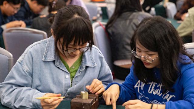 青年学子篆刻印章纪念百年历史，华东师范启动“大夏百咏”篆刻计划