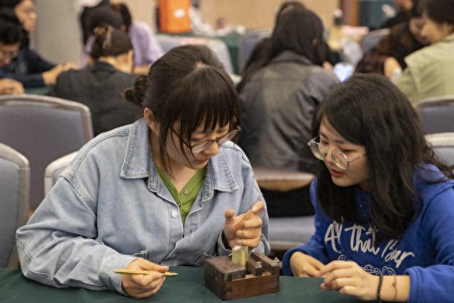 青年学子篆刻印章纪念百年历史，华东师范启动“大夏百咏”篆刻计划