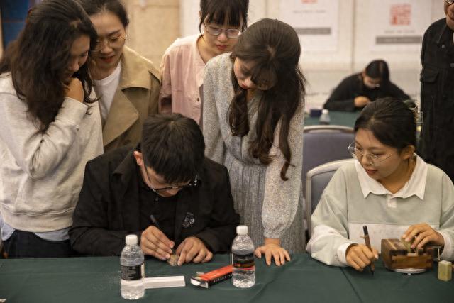 青年学子篆刻印章纪念百年历史，华东师范启动“大夏百咏”篆刻计划