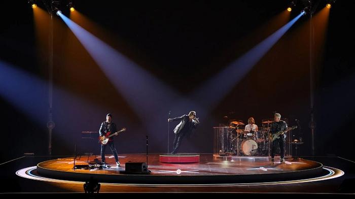 (图)U2乐队巡回演唱会开幕表演