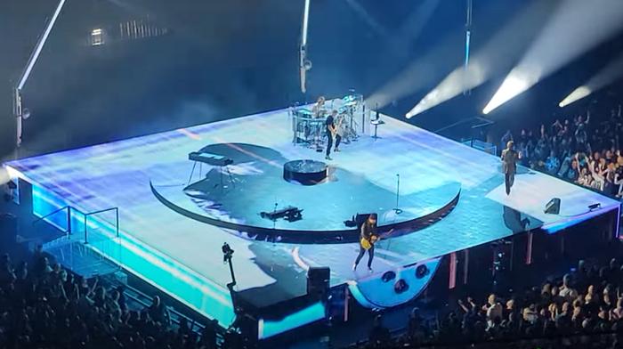 (图)U2乐队巡回演唱会开幕表演