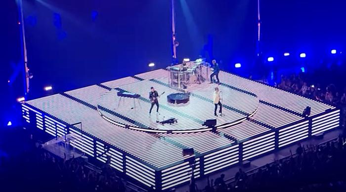 (图)U2乐队巡回演唱会开幕表演
