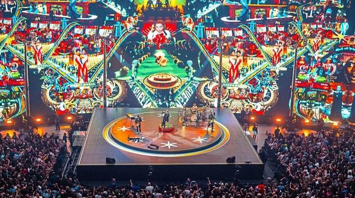 (图)U2乐队巡回演唱会开幕表演