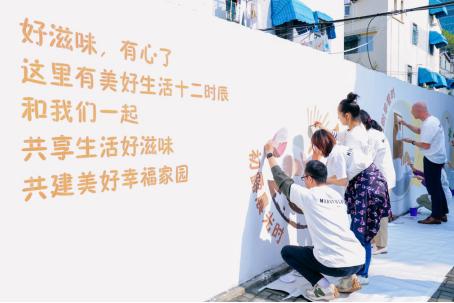 志愿者们用心绘制创意墙面,为美化社区贡献力量