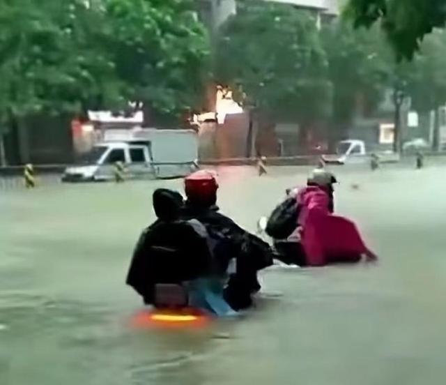 广东湛江遭暴雨袭城 多个地段积水严重 市区学校19日全天停课