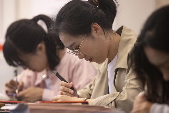 青年学子篆刻印章纪念百年历史，华东师大启动“大夏百咏”篆刻计划