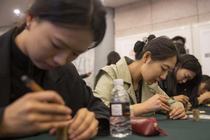 青年学子篆刻印章纪念百年历史，华东师大启动“大夏百咏”篆刻计划