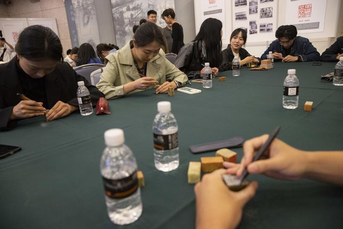 青年学子篆刻印章纪念百年历史，华东师大启动“大夏百咏”篆刻计划