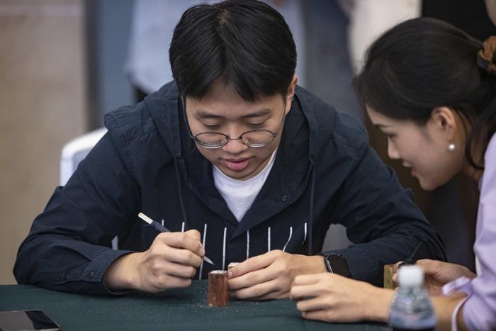 青年学子篆刻印章纪念百年历史，华东师大启动“大夏百咏”篆刻计划