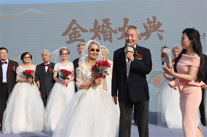 18对金婚夫妇重走红毯：即使白发苍苍，依然是那个愿意照顾你一生的男孩