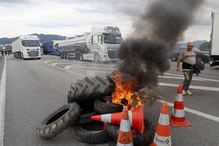 法国酿酒商在高速公路上示威 抗议进口西班牙葡萄酒
