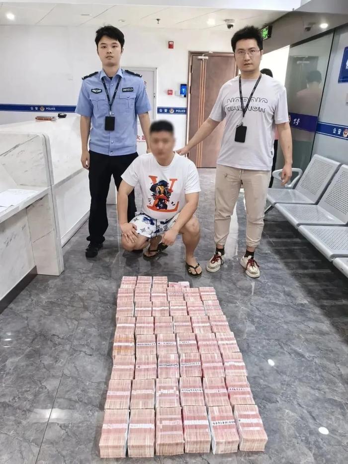 预约1天内取450万元现金，银行柜员报警！28岁男子当场被抓