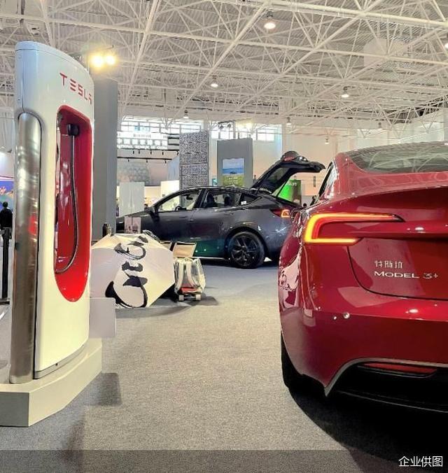 特斯拉Model 3焕新版和Model Y升级版首次合体亮相北京消博会