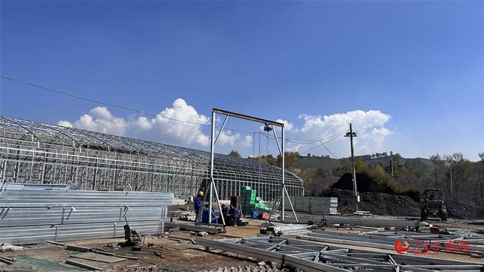 正在建设中的大通县智慧农业科技示范园区建设项目。人民网 陈明菊摄