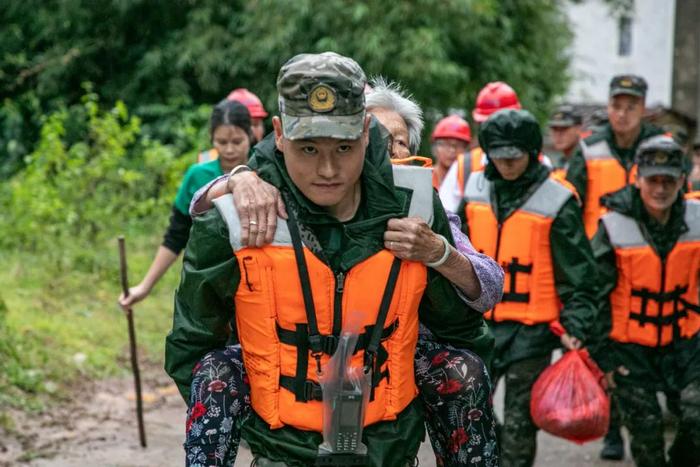 台风“三巴”侵袭北海！武警官兵奋战“洪魔”