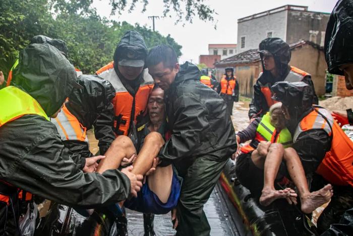 台风“三巴”侵袭北海！武警官兵奋战“洪魔”