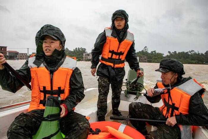 台风“三巴”侵袭北海！武警官兵奋战“洪魔”