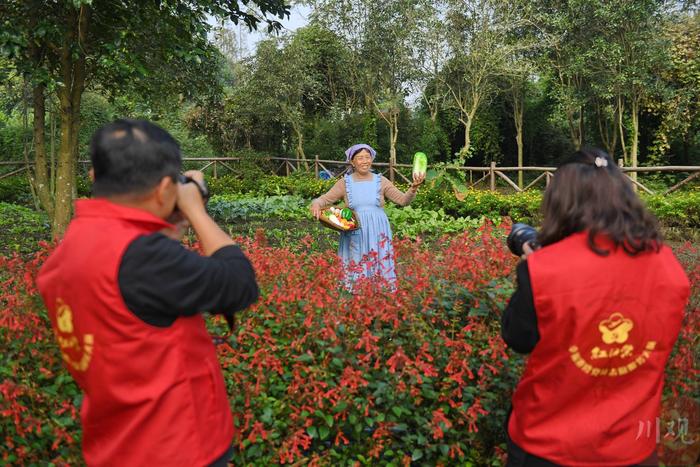 C视频丨成都双流:为99位老人定制重阳节别样的礼物