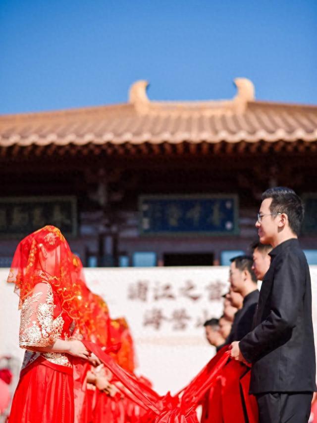 在浦江之首许下海誓山盟！今天，松江举办了一场特别的结婚登记集体颁证仪式