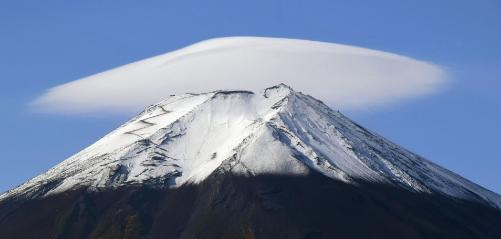 日媒：富士山顶出现巨大“斗笠云”，预示天气将变坏