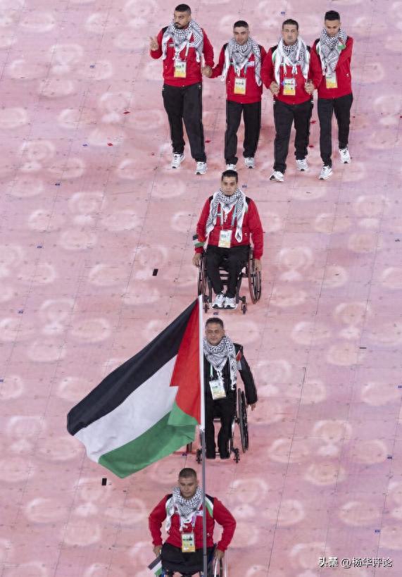 泪目！五名巴勒斯坦运动员向观众挥手致意，感谢中国人民正义支持