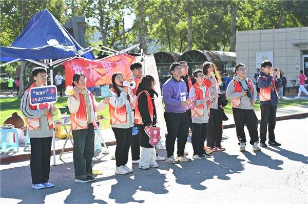 (为比赛服务和加油 摄影 田粟屹)