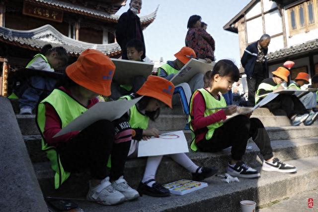 传孝道暖重阳：在青溪老街赏菊对诗，老人与子女共享传统文化之旅