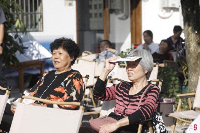 传孝道暖重阳：在青溪老街赏菊对诗，老人与子女共享传统文化之旅