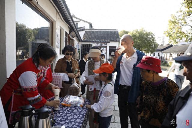 传孝道暖重阳：在青溪老街赏菊对诗，老人与子女共享传统文化之旅