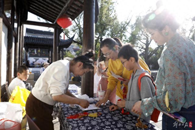 传孝道暖重阳：在青溪老街赏菊对诗，老人与子女共享传统文化之旅