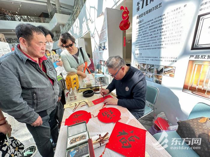 品重阳糕、玩九子游戏、做海派撕纸 重阳节沪上老人“趣玩”上海自然博物馆