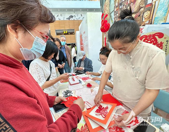 品重阳糕、玩九子游戏、做海派撕纸 重阳节沪上老人“趣玩”上海自然博物馆