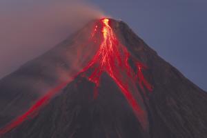 菲律宾马荣火山24小时喷发两次