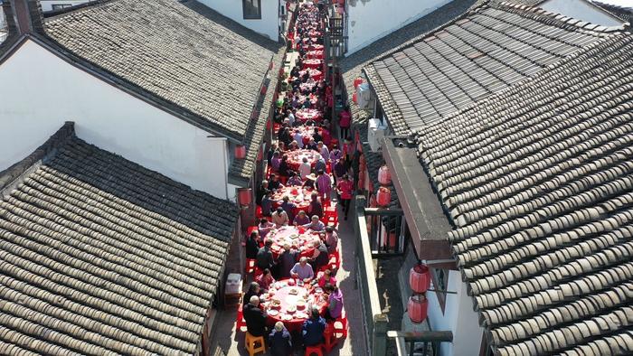 来自南北山塘230名80岁以上的老人欢聚一堂，沪浙毗邻第一届重阳节“村宴”热闹开席