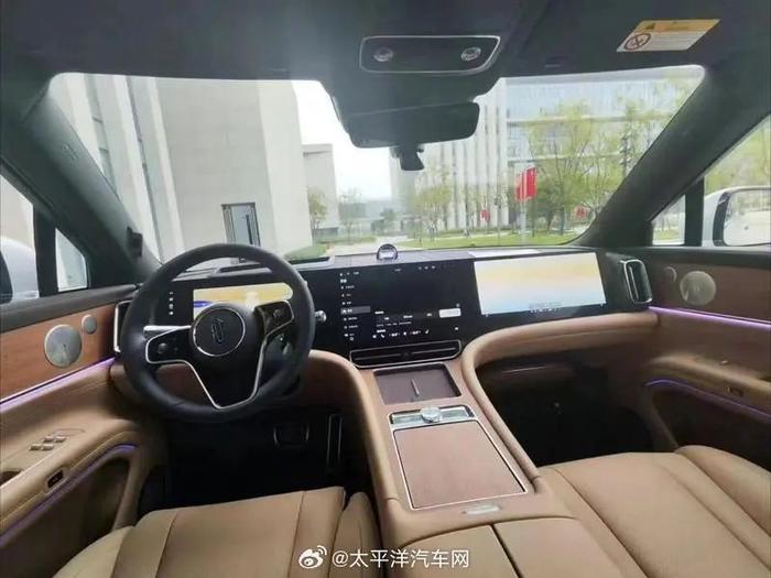 华为余承东口中“1000万元内最好的智能SUV”！问界M9内饰曝光：三联屏+大面积木纹饰板！