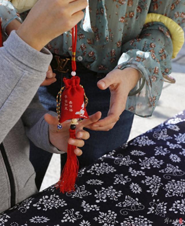 传孝道暖重阳：在青溪老街赏菊对诗，老人与子女共享传统文化之旅