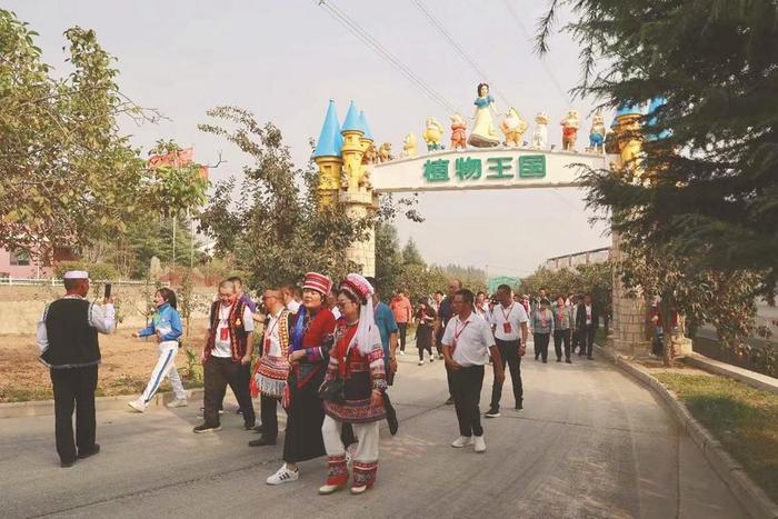 第二十二届全国“村长”论坛在武安市白沙村举行