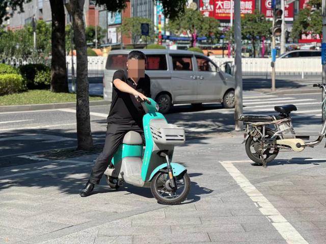 华南理工大学女生乘共享电动车摔伤昏迷已近一个月，广州街头多品牌共享电动车均存不戴头盔骑行隐患