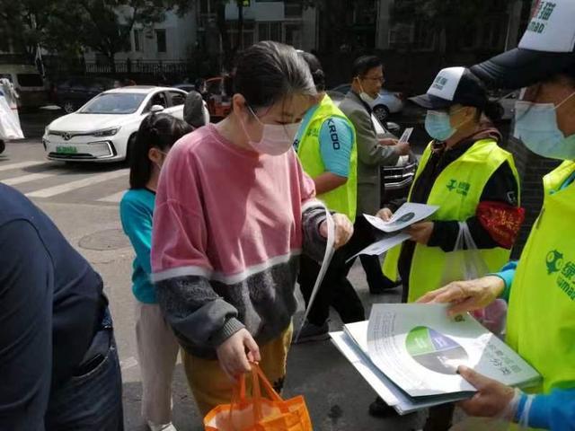 垃圾分类我先行 东城区东花市街道党员志愿者带头宣传垃圾分类