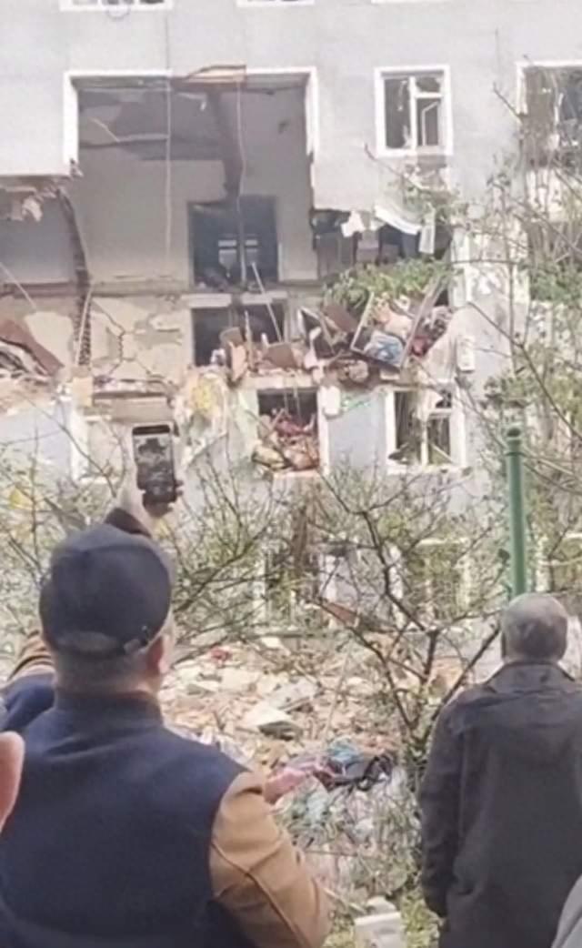 吉林梅河口一小区居民楼发生爆炸事故 外墙被炸出“大洞”，对面楼玻璃震碎，事发原因暂不明
