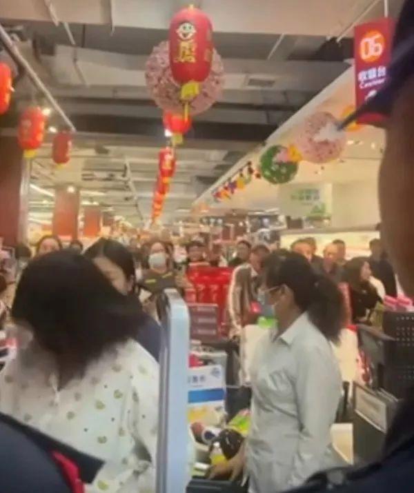 在河南泌阳大润发·发到家超市维权的市民。(网友视频截图)