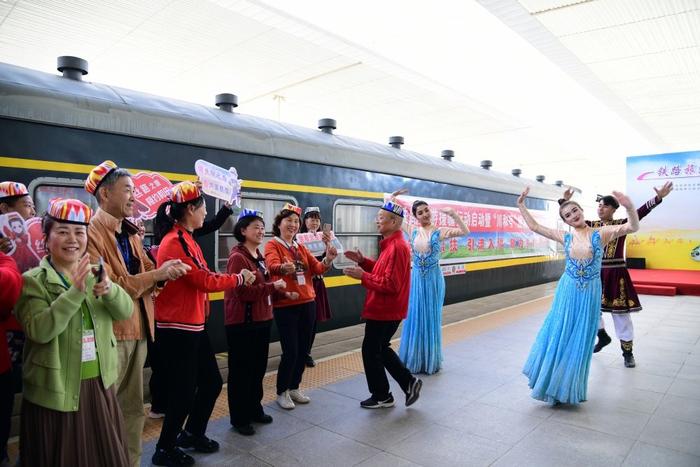 坐着火车游新疆！成都首发“川和号”旅游专列抵达新疆