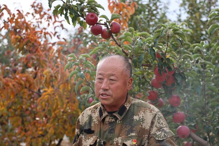 刘有有介绍采摘园情况