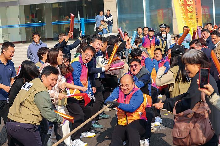 一根绳  一条心  一股劲  一定赢——市场监管总局首届“监管为民”杯拔河比赛剪影