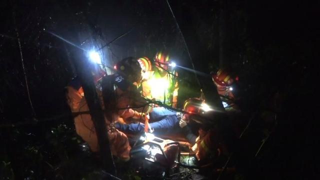 雨夜，一辆车冲出公路坠入山崖……